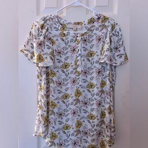Super cute floral shortsleeved loft blouse with flowy sleeves!